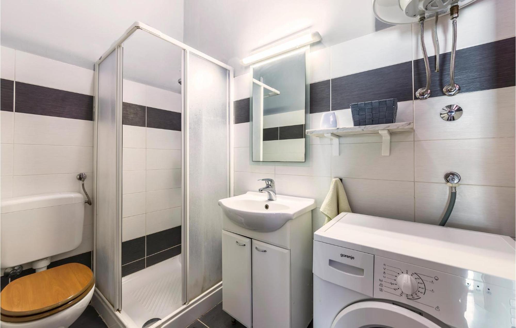 Amazing Apartment In Barbariga With Kitchen Luaran gambar